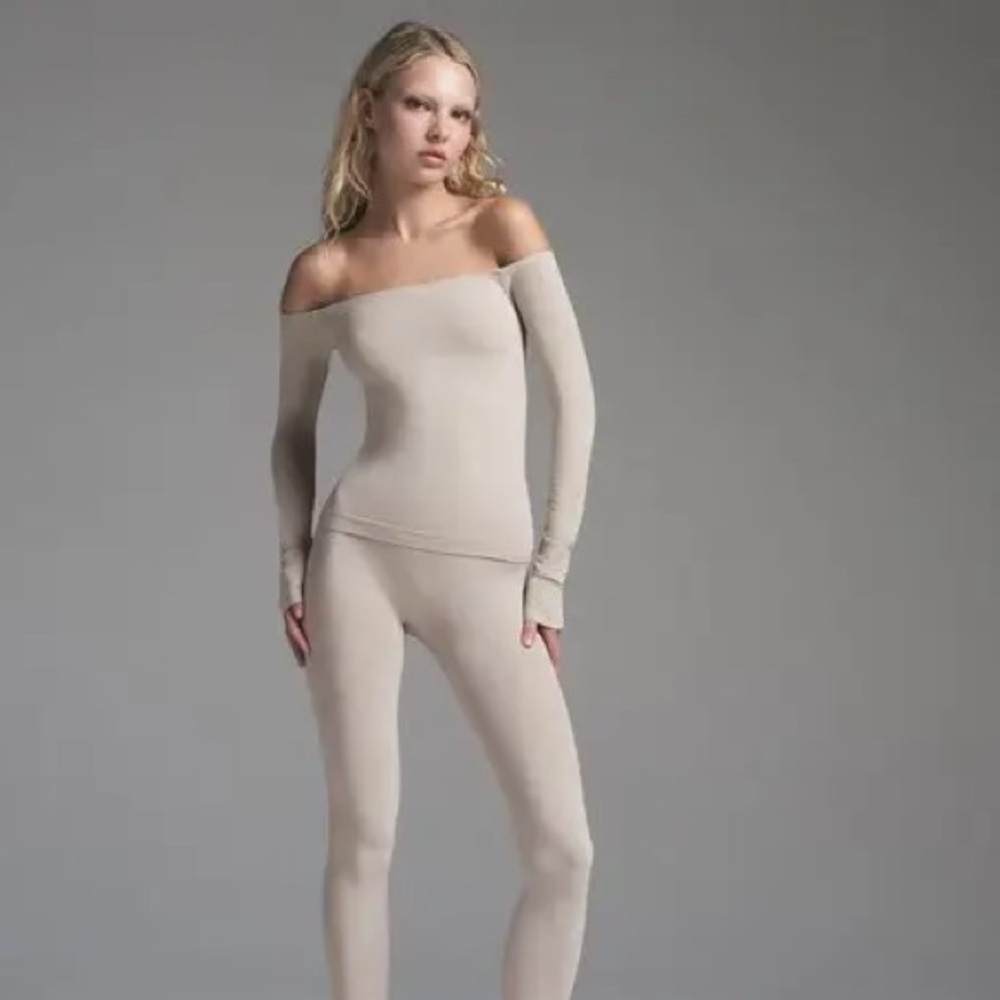 NWOT SKIMS Soft Smoothing Seamless Off-The-Shoulder Top – Size Small